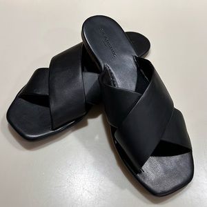 This item is no longer for sale—Banana Republic Women’s Size 7